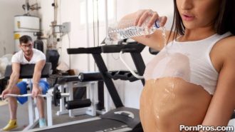 Genç Kız Seks Deneyimini Spor Salonunda Yaşıyor