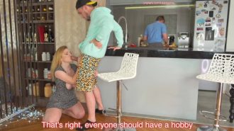 Kardeşinin Yanında Mutfakta Arkadaşına Domalıyor