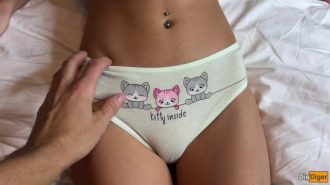 Üvey Kızını Yalnız Yakalayınca Soyup Amına Koyuyor