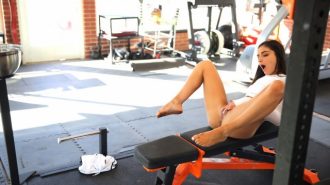 Spor Salonunda Amını Parmaklarken Üvey Abisine Yakalandı