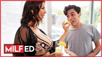 Havuz Temizleyen Genç Adama Büyük Memelerini Yalatıyor